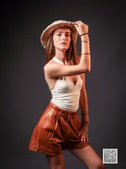 shooting thematique exploratrice short cuir cognac angouleme