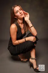 shooting thematique footfetish sandale brunette accroupie angouleme