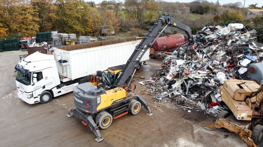photo drone clic16 charente grue volvo jaune et noir camion blanc ferraille rouille