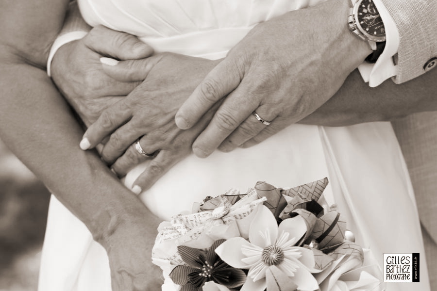 mains mariés alliances noir et blanc romantique sepia chateau borderie barbezieux st hilaire nouvelle aquitaine truffandier