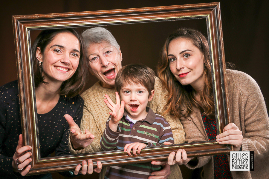 photo de famille originale champetre copines cousines noir blanc couleur vert